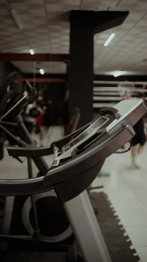 Zona de cardio y acondicionamiento funcional