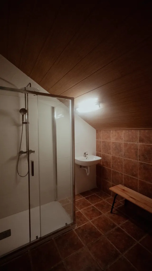 Vestuarios con duchas y acabados en madera