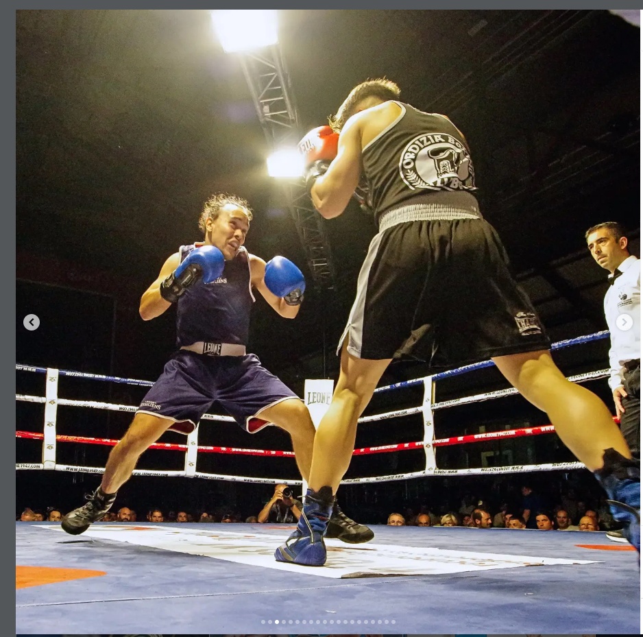 Carlos boxeador Resiliens Boxing en el ring oficial