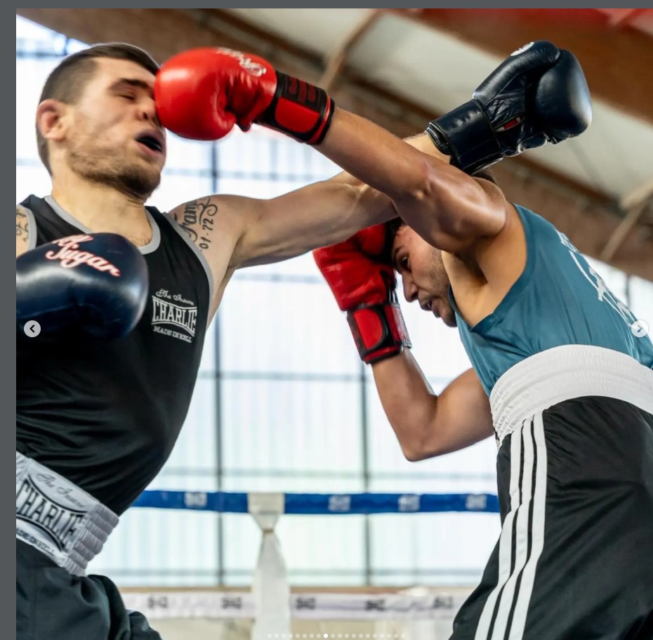 Osman boxeador Resiliens Boxing conectando golpe