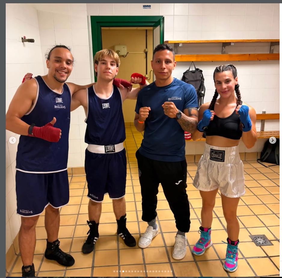 Equipo Resiliens Boxing antes de competir en el vestuario